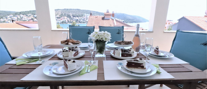 1.KAT , Villa Mendula Trogir - Službena web stranica Okrug Gornji
