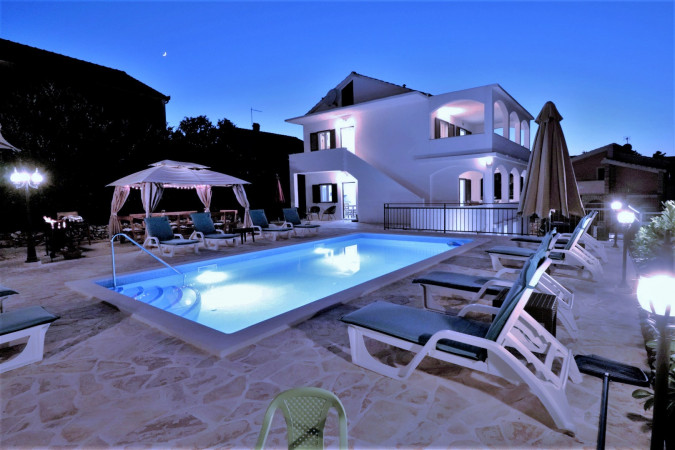 BAZEN I RO&Scaron;TILJ, Villa Mendula Trogir - Službena web stranica Okrug Gornji