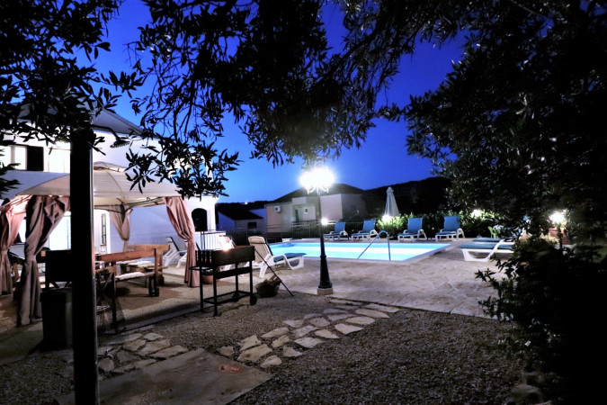 BAZEN I RO&Scaron;TILJ, Villa Mendula Trogir - Službena web stranica Okrug Gornji