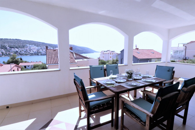 1.KAT , Villa Mendula Trogir - Službena web stranica Okrug Gornji