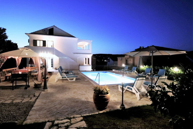 BAZEN I RO&Scaron;TILJ, Villa Mendula Trogir - Službena web stranica Okrug Gornji