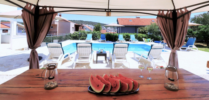 BAZEN I RO&Scaron;TILJ, Villa Mendula Trogir - Službena web stranica Okrug Gornji