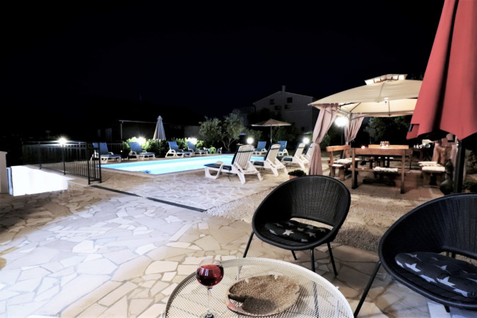 BAZEN I RO&Scaron;TILJ, Villa Mendula Trogir - Službena web stranica Okrug Gornji