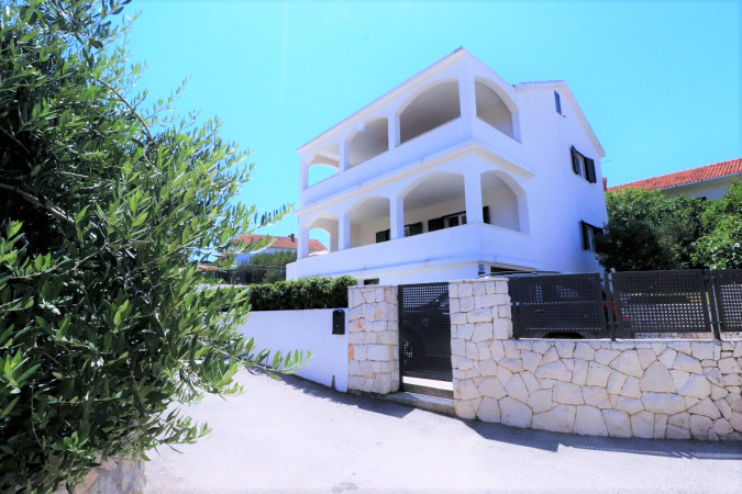 Villa Mendula Trogir - Službena web stranica Okrug Gornji