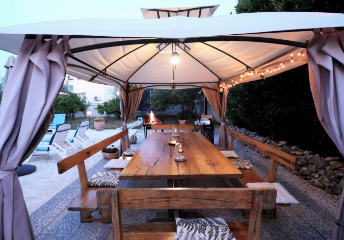 BAZEN I RO&Scaron;TILJ, Villa Mendula Trogir - Službena web stranica Okrug Gornji