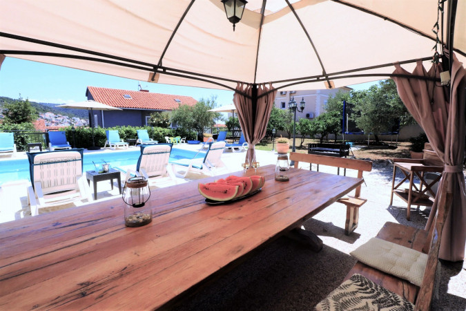 BAZEN I RO&Scaron;TILJ, Villa Mendula Trogir - Službena web stranica Okrug Gornji