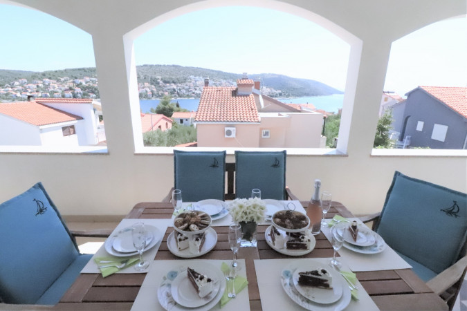 1.KAT , Villa Mendula Trogir - Službena web stranica Okrug Gornji